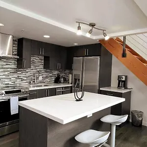 Modern Top-floor 1-bedroom Loft With Free Parking , Vancouver Canada